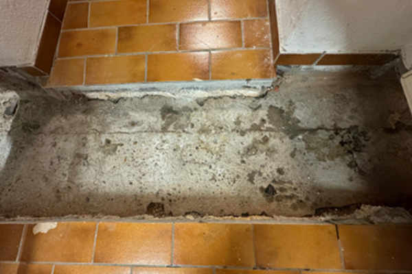 Rissinjektion einer Bodenplatte mit Reaktionsharz in Kaufbeuren / Bayern